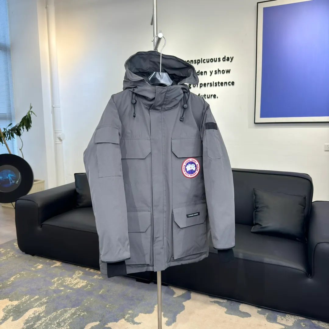 P800 🇨🇦Canada Goose "Canada Goose" 🇨🇦 Beichen White / 08 Expedition Parka 4660M Product color: black, off-white, red, sand pink, sky blue, graphite gray, Beichen white, navy, sky blue, gray camouflage gray black label Product size: XS, S, M, L, XL, XXL The Expedition was originally a parka designed for scientists at the McMurdo Research Station in Antarctica. Whether your next journey takes you into the frozen urban jungle or across uncharted ice fields, wear Canada Goose's Expedition Parka and get proven results year after year in Antarctica by the National Science Foundation's Center for Polar Research.  Material list: 1⃣ Uses Y-shaped Velcro imported from Taiwan (exclusive in the market) 2⃣ Uses 18-count polyester-cotton blended fabric imported from South Korea (authentic synchronized fabric) 3⃣ National standard 80% white duck down, (zp uses 80% white duck down/90% of all boasts are fake) 4⃣ Western Canadian coyote hair (non-market dyed fox hair filled with wolf hair) Material analysis characteristics: 1⃣ The original/polyester-cotton fabric has a high polyester fiber content, and the polyester-cotton fabric has high heat and light resistance and good stability. It has bright colors, high fiber strength, durability, light resistance, heat resistance, and straightness. 2⃣ As we all know, the original version uses 80% white duck down. The fill power refers to the cubic inches of volume occupied by each ounce (30 grams) of down under certain conditions. If one ounce of down occupies 500 cubic inches, the fill power of the down is 500. So we can simply understand it as: fill power is the volume of down, and the volume of down is fill power. The higher the fill power of down, it means that under the same filling amount, down can fix a larger volume of air layer to keep warm and insulate, so the warmth retention of down is better. 3⃣ Western Canadian coyote hair, "large range of selected neck hair" is soft and fluffy, each wolf hair is 60-63 long / 14-16 wide at the peak, this width + preferred parts. It is basically unmatched by the same industry